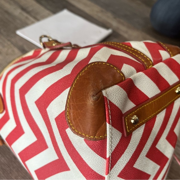 Red and white Chevron Style - Picture 2 of 7